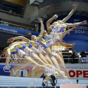 07.mar.2014 - Câmera especial capta sequência de movimentos da ucraniana Alina Fodorova durante a disputa do pentatlo, no Mundial Indoor de Atletismo, na Polônia - KAI PFAFFENBACH/Reuters