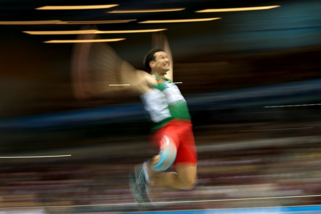 07.mar.2014 - Mexicano Luis Rivera parece voar na competição do salto em distância, no Mundial Indoor de Atletismo, na Polônia - ADRIAN DENNIS/AFP