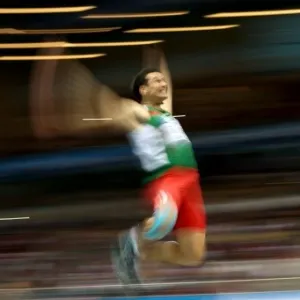 07.mar.2014 - Mexicano Luis Rivera parece voar na competição do salto em distância, no Mundial Indoor de Atletismo, na Polônia - ADRIAN DENNIS/AFP