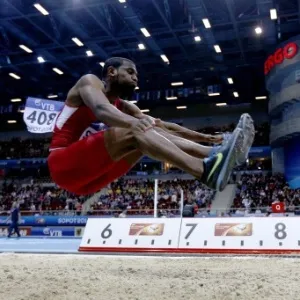 07.mar.2014 - Norte-americano Tyron Stewart compete na prova de salto em distância no Mundial Indoor de Atletismo, na Polônia - ADRIAN DENNIS/AFP
