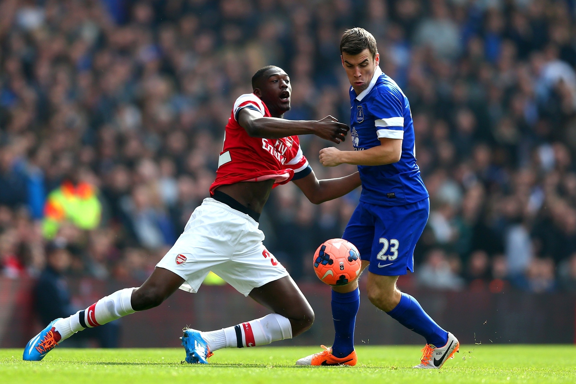 08.03.2014 - Lateral do Everton, Coleman (azul) derruba o gigante francês Sanogo, do Arsenal - Getty Images