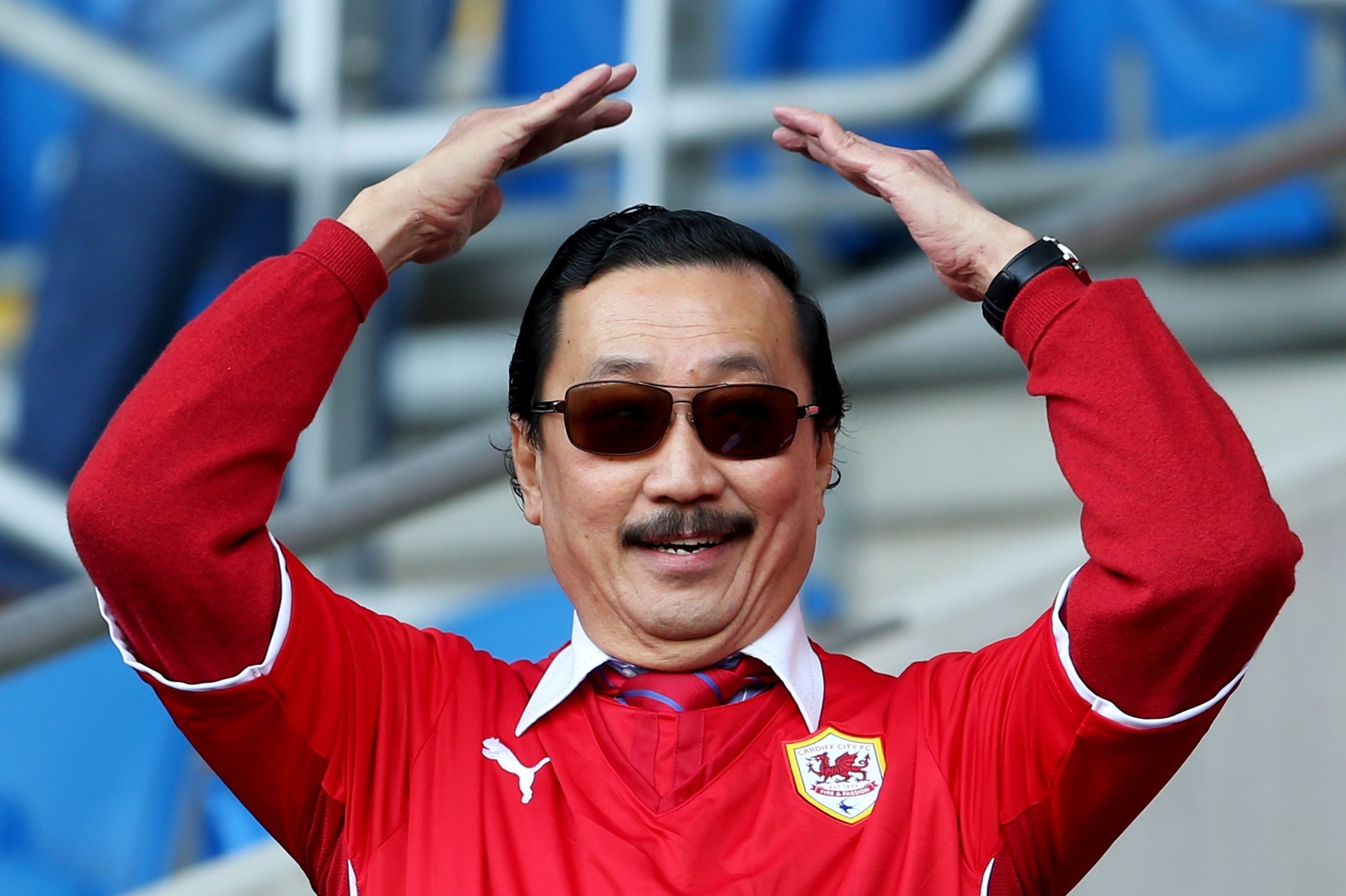 08.03.2014 - O dono do Cardiff City, Vincent Tan, coloca as mãos na cabeça - Getty Images