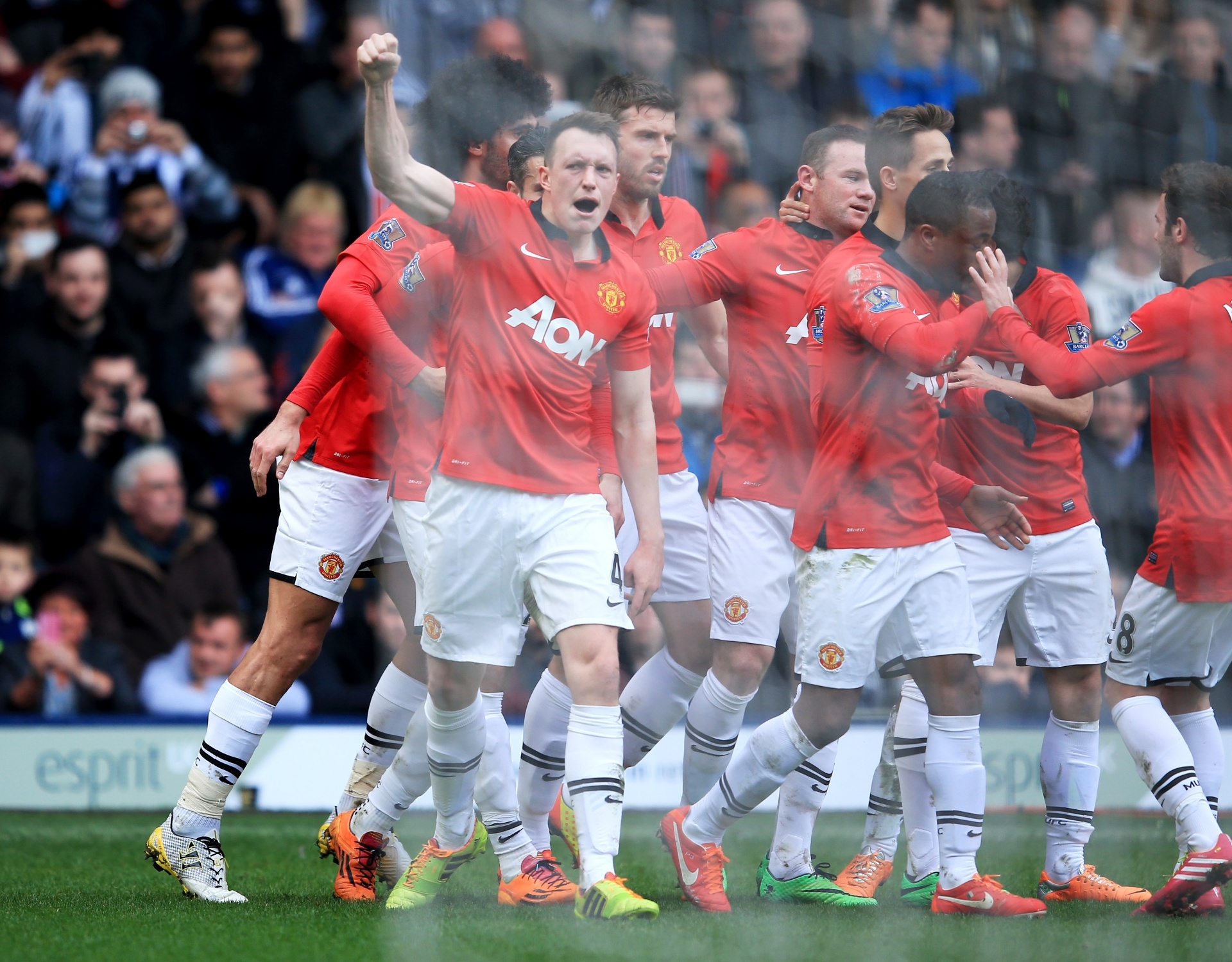 08.03.2014 - Phil Jones ergue o braço para comemorar gol do Manchester United sobre o West Brom - Getty Images