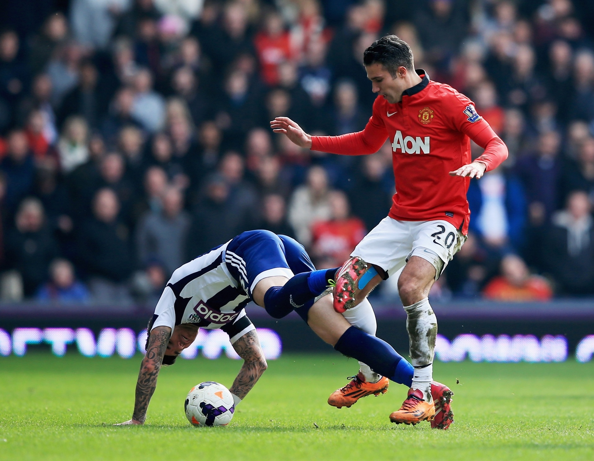 08.03.2014 - Robin van Persie observa Liam Ridgewell em pose constrangedora no jogo entre Manchester United e WBA - Getty Images