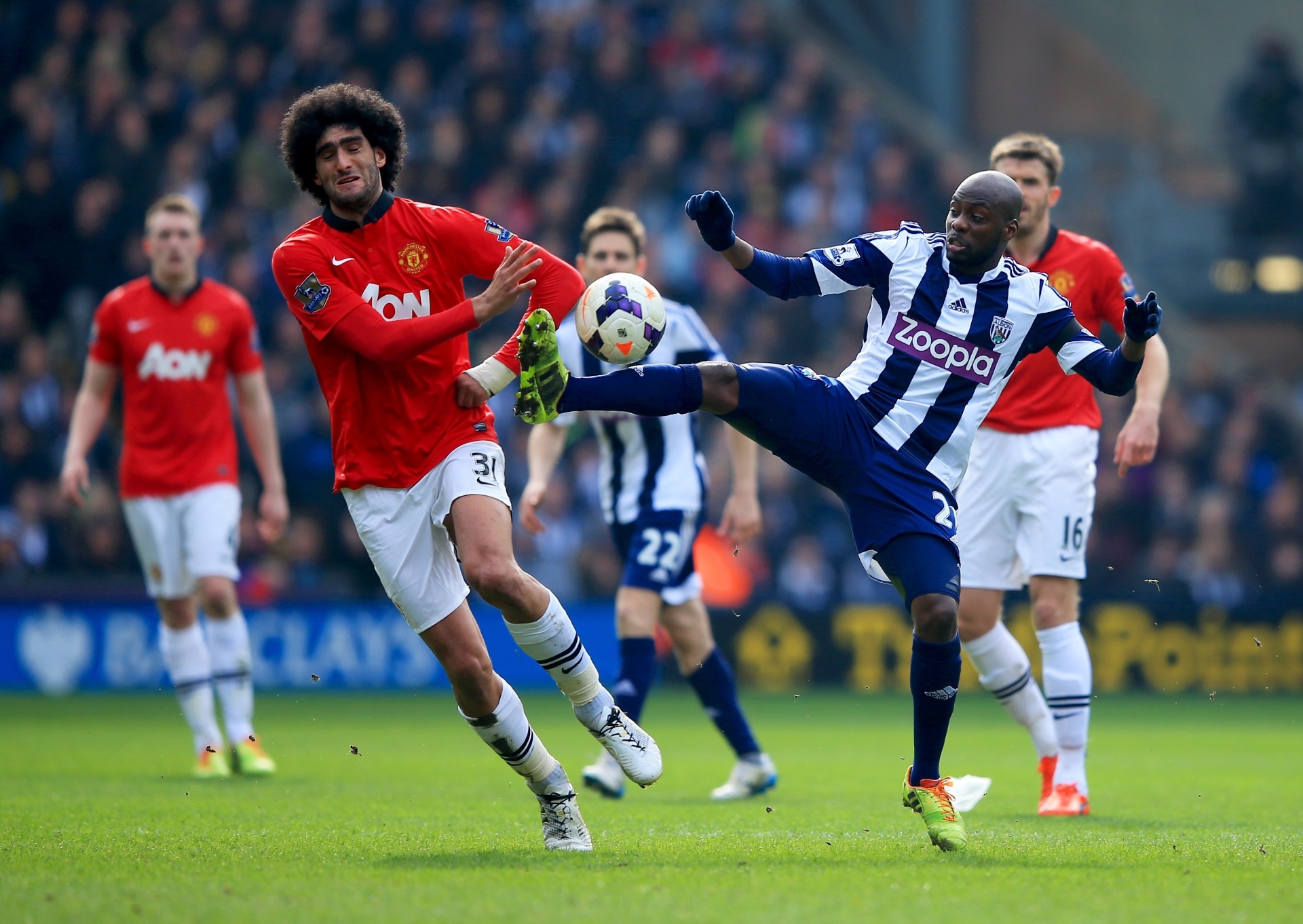 08.03.2014 - Youssuf Mulumbu, do WBA, tenta dar um golpe na barriga de Marouane Fellaini, do Manchester United - Getty Images