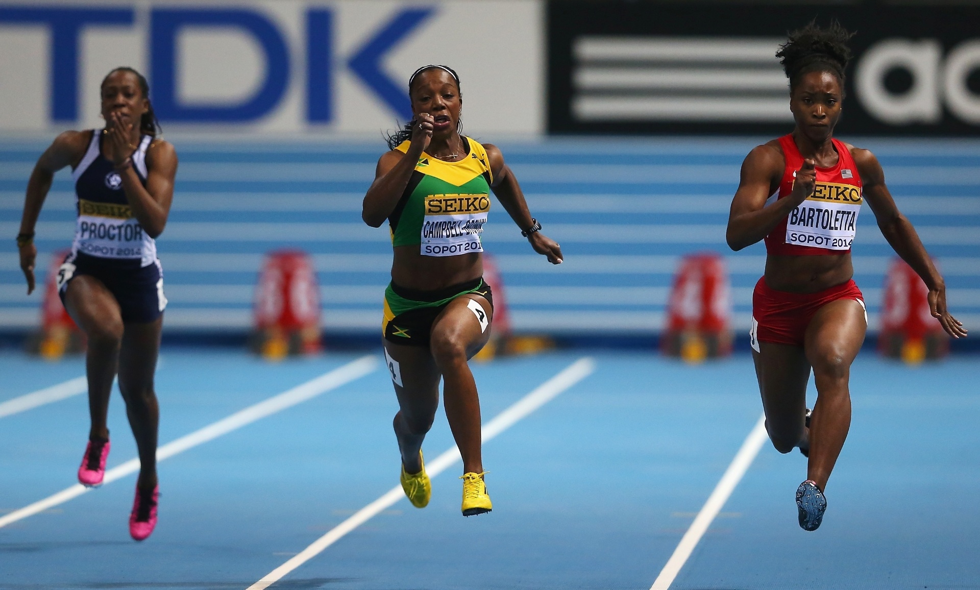 08.mar.2014 - A jamaicana Veronica Campbell-Brown, à esquerda, voltou a competir depois de ser absolvida de acusação de doping. A atleta está nas semifinais do Mundial Indoor de Atletismo, em Sopot, na Polônia. - Alexander Hassenstein/Getty Images