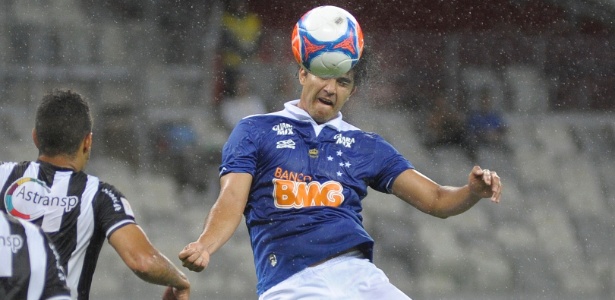 Marcelo Moreno cabeceia a bola para marcar o 1º gol do Cruzeiro no triunfo sobre o Tupi, no Mineirão - Gualter Naves/Light Press