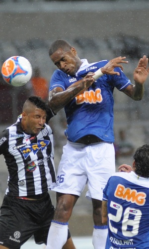 8 mar 2014 - Zagueiro Dedé tentou várias cabeçadas, durante a partida, e conseguiu fazer o gol da vitória celeste