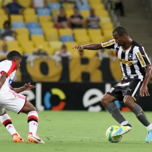 09.mar.2014 - Airton (dir), do Botafogo, tenta escapar da marcação de Márcio Araújo, do Flamengo, durante clássico no Maracanã - Luciano Belford/SSPress