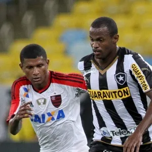09.mar.2014 - Airton tenta fugir da marcação de Márcio Araújo durante clássico entre Flamengo e Botafogo - Luciano Belford/SSPress