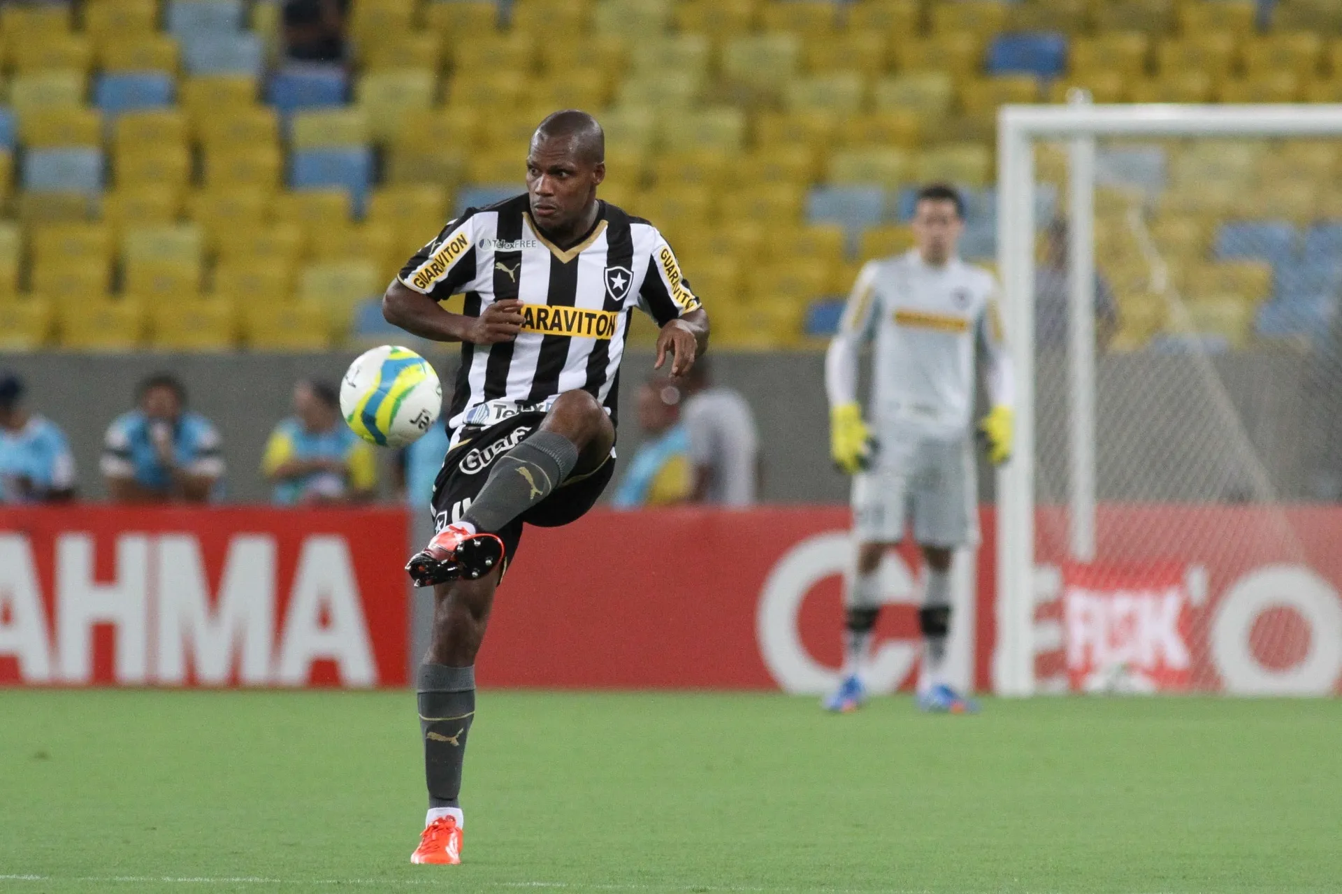 09.mar.2014 - Andre Bahia, do Botafogo, tenta passe durante jogo contra o Flamengo pelo Carioca - Luciano Belford/SSPress