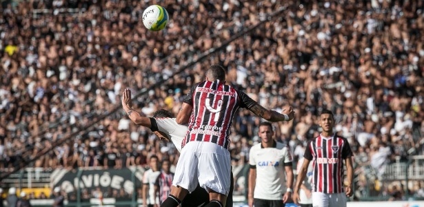 São-paulinos reclamam de gol irregular, e Antônio Carlos diz: 'Não