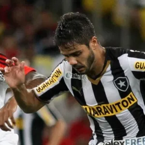 09.mar.2014 - Henrique, do Botafogo, tenta escapar da marcação do Flamengo durante clássico no Maracanã - Luciano Belford/SSPress
