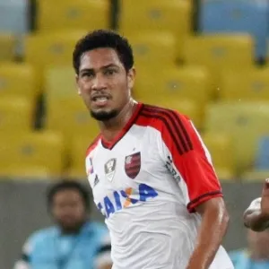 09.mar.2014 - Hernane, do Flamengo, tenta passe contra a marcação do Botafogo em clássico no Maracanã - Luciano Belford/SSPress
