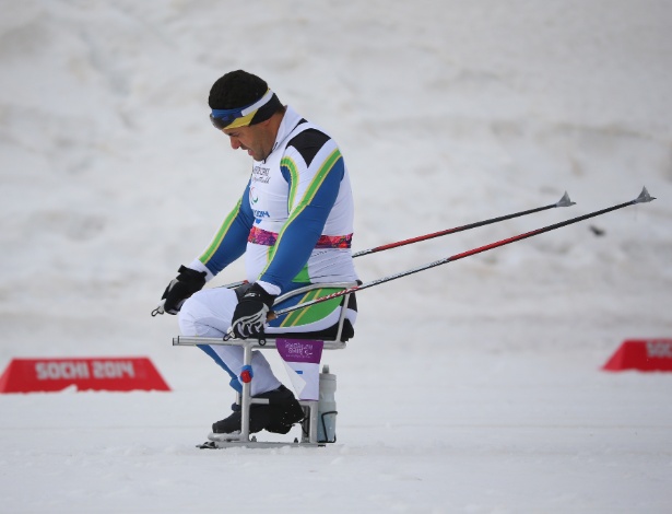 Fernando Rocha compete na prova de esqui de fundo nos Jogos Paraolímpicos de Sochi - Ronald Martinez/Getty Images