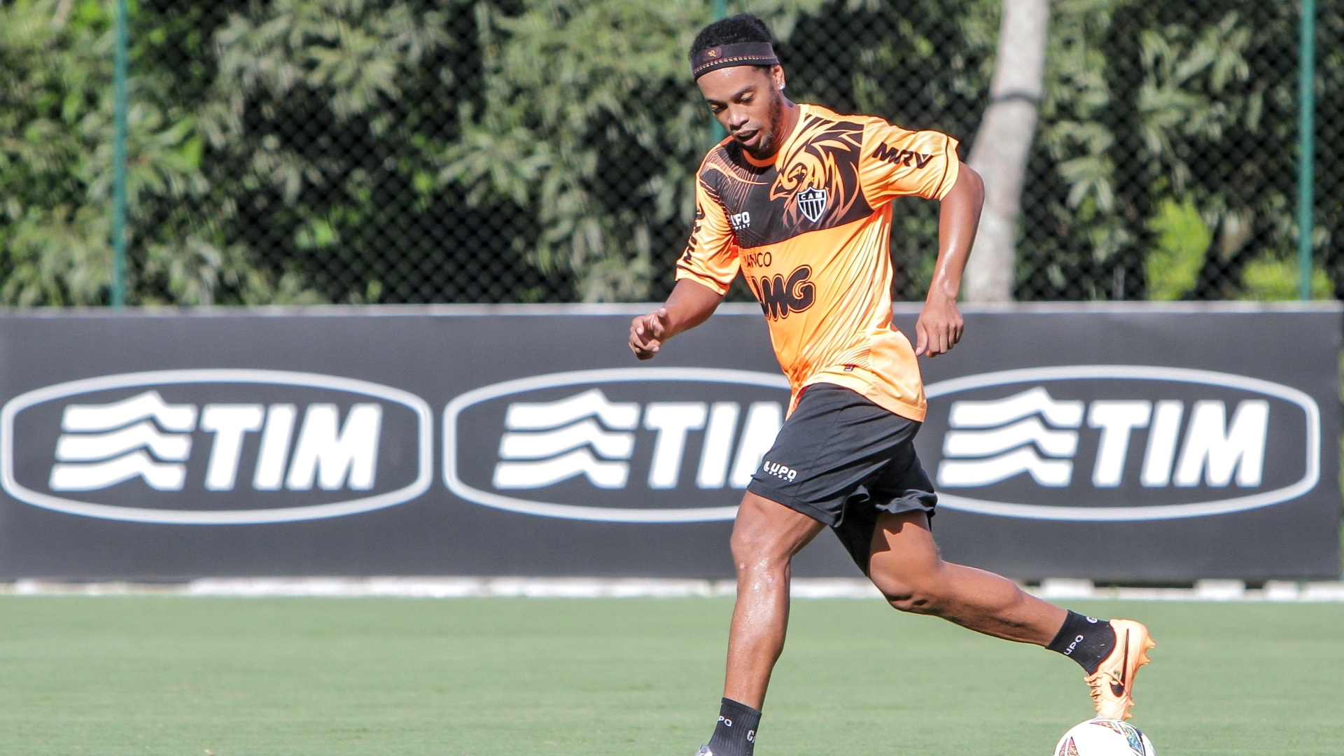 10 mar. 2014 - Ronaldinho Gaúcho durante treino do Atlético-MG na Cidade do Galo