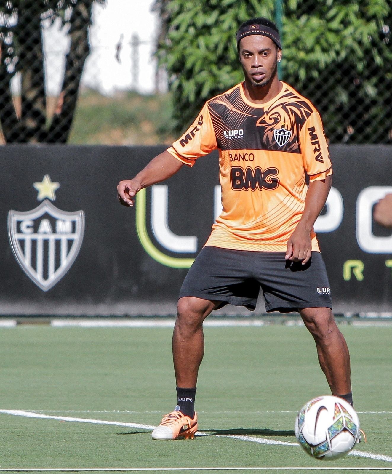10 mar 2014 - Ronaldinho Gaúcho treina no Atlético-MG à espera de reencontro com estádio onde fez primeiro gol pelo Brasil