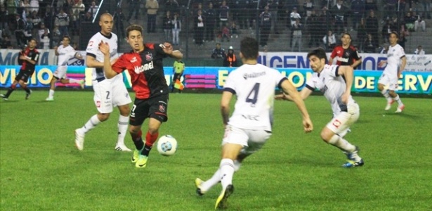 Ezequel Ponce, (e) tem apenas 16 anos e será titular do Newell"s contra o Grêmio - Divulgação/Site Oficial do Newell"s