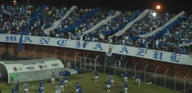 Irritada com má fase, torcida organizada Mancha Azul propõe amistoso contra time do Avaí