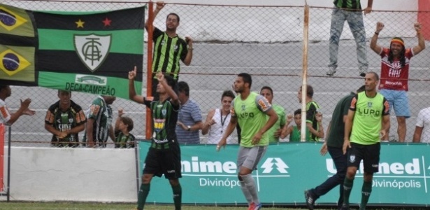 Tchô foi expulso na vitória sobre o Luverdense por 2 a 1 pela Série B - Divulgação/Site do América-MG