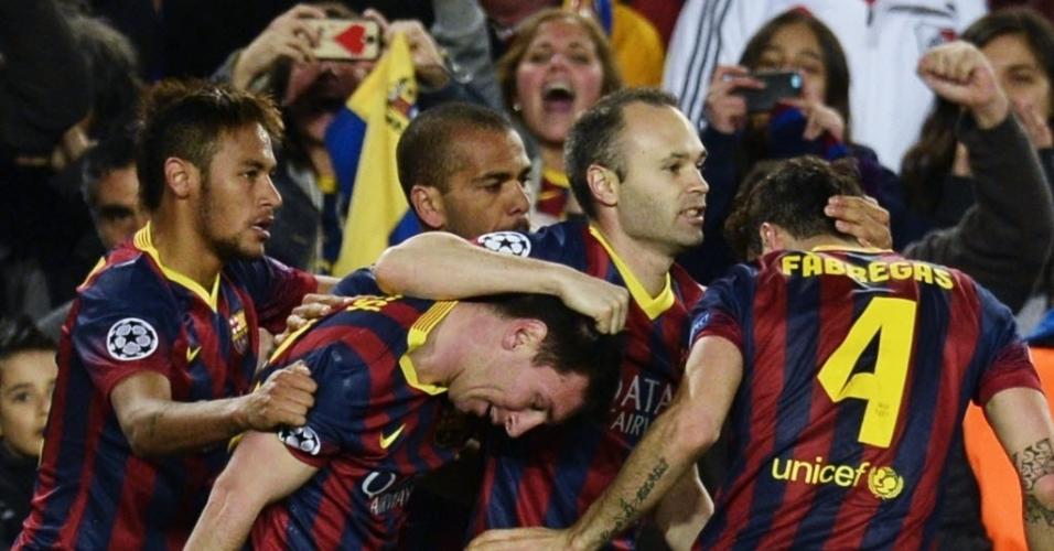 12.fev.2014 - Messi comemora com os companheiros de Barcelona após abrir o placar contra o Manchester City, pelas oitavas de final da Liga dos Campeões