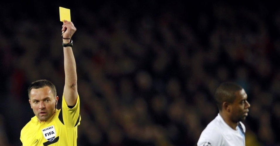 12.mar.2014 - Fernandinho leva o cartão amarelo durante a partida entre Barcelona e Manchester City. O time espanhol venceu e avançou para as quartas de final da Liga dos Campeões