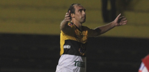 Paulo Baier comemora seu gol na vitória do Criciúma sobre o Metropolitano
