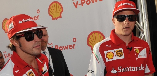 Alonso (e) e Raikkonen chegam para evento promocional da Ferrari - Paul Crock/AFP