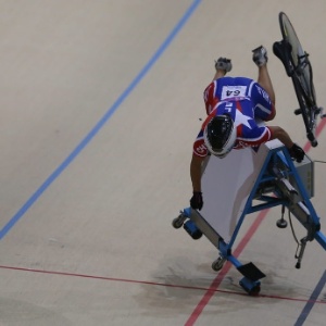 12.03.14 - Sequência de fotos mostra a queda da ciclista chilena Irene Aravena, que se chocou com um partidor durante prova dos Jogos Sul-Americanos  - undefined