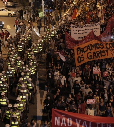 13.mar.2014 - Barreira policial acompanha manfestação anti-Copa em São Paulo