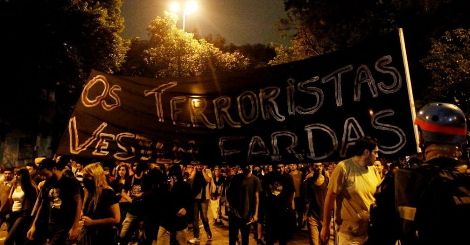 13.mar.2014 - Faixa protesta contra a polícia durante manifestação anti-Copa em SP