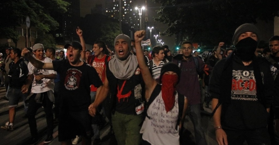 13.mar.2014 - Manifestantes caminham na avenida Paulista durante o protesto anti-Copa em SP