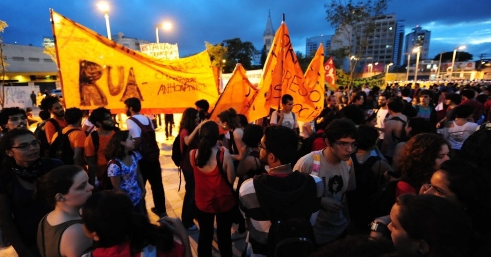 13.mar.2014 - Manifestantes levantam faixas durante protesto contra a Copa do Mundo em São Paulo