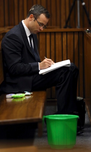 13.mar.2014 - Oscar Pistorius acompanha o nono dia de julgamento pela morte da namorada Reeva Steenkamp
