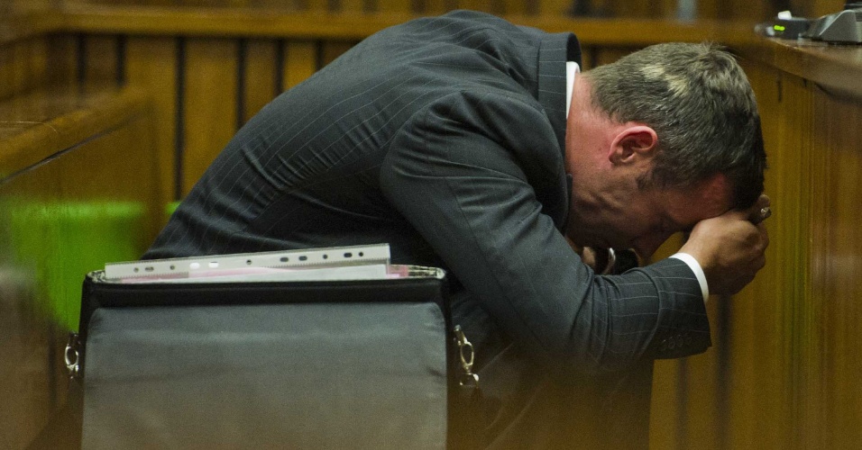 13.mar.2014 - Oscar Pistorius passa mal ao ver fotos da namorada durante julgamento pela morte da modelo Reeva Steenkamp 