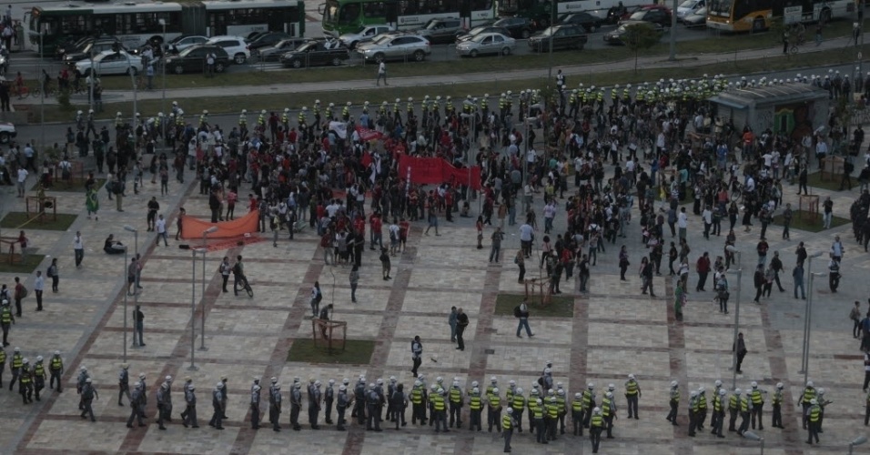13.mar.2014 - Policiais cercam manifestantes no Largo do Batata no início do protesto anti-Copa