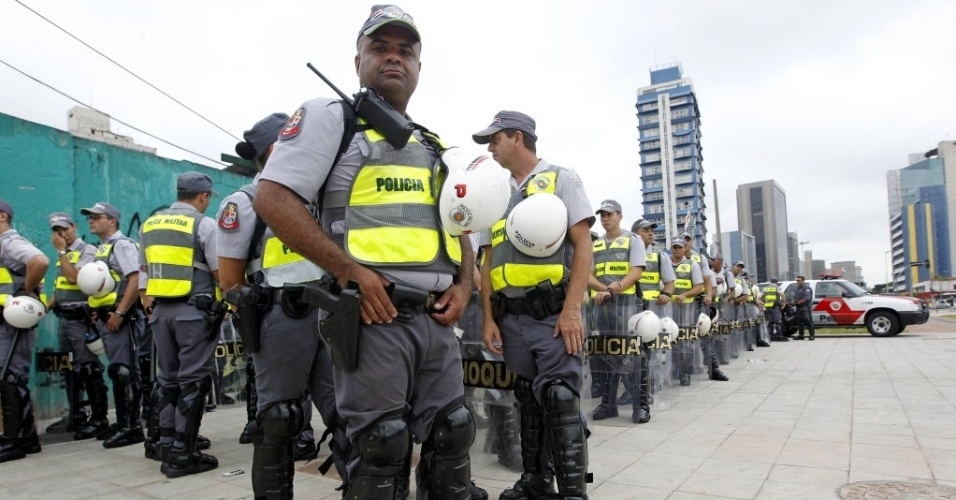 13.mar.2014 -  Policiais se postam no Largo do Batata, antes do início de manifestação contra a Copa do Mundo em São Paulo