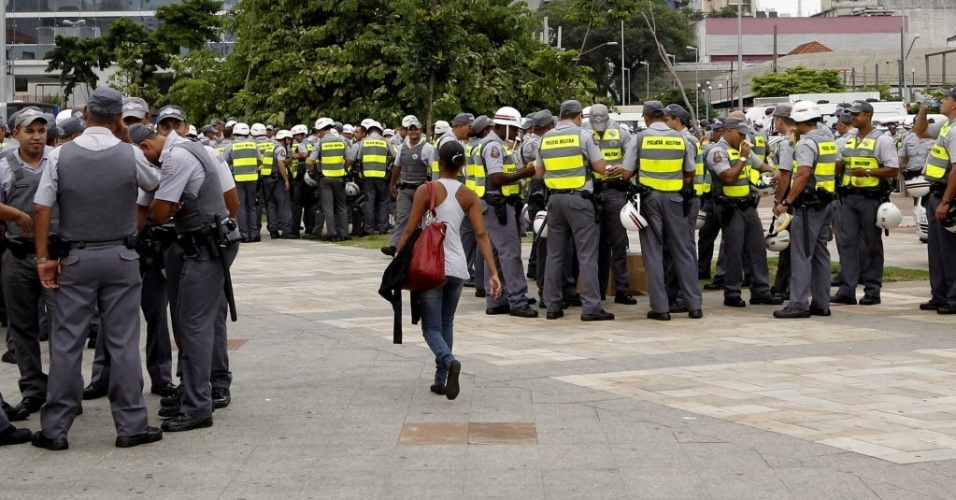 13.mar.2014 -  Policiais se postam no Largo do Batata, antes do início de manifestação contra a Copa do Mundo em São Paulo