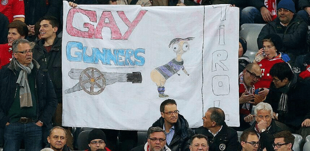 Bayern terá suas tribunas fechadas após cartaz homofóbico de torcedores; Ozil é caricaturizado  - Reprodução/Twitter
