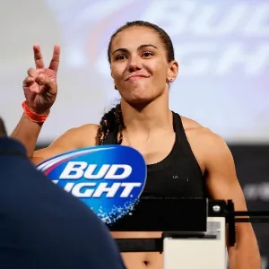 14.03.14 - Brasileira Jéssica Andrade faz gesto após bater o peso para a luta contra Raquel Pennington - Josh Hedges/Zuffa LLC/Zuffa LLC