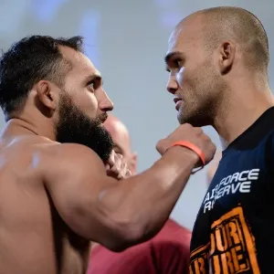 14.03.14 - Johny Hendricks encara Robbie Lawler antes da disputa do cinturão dos meio-médios - Jeff Bottari/Zuffa LLC/Zuffa LLC