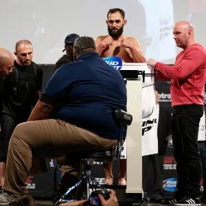 14.03.14 - Sem bater o peso, Hendricks se pesa sem roupa para o UFC 171, mas não consegue atingir a marca - Josh Hedges/Zuffa LLC/Zuffa LLC