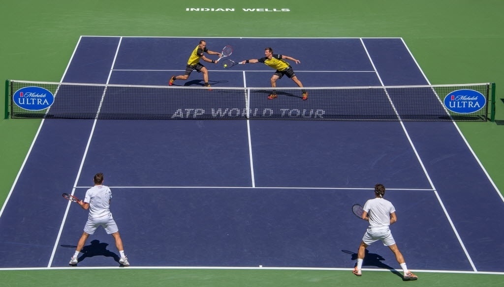 14.mar.2014 - Alexander Peya e Bruno Soares tentam golpe na rede contra Stanislas Wawrinka e Roger Feder, posicionados no fundo de quadra - AFP PHOTO/Joe KLAMAR
