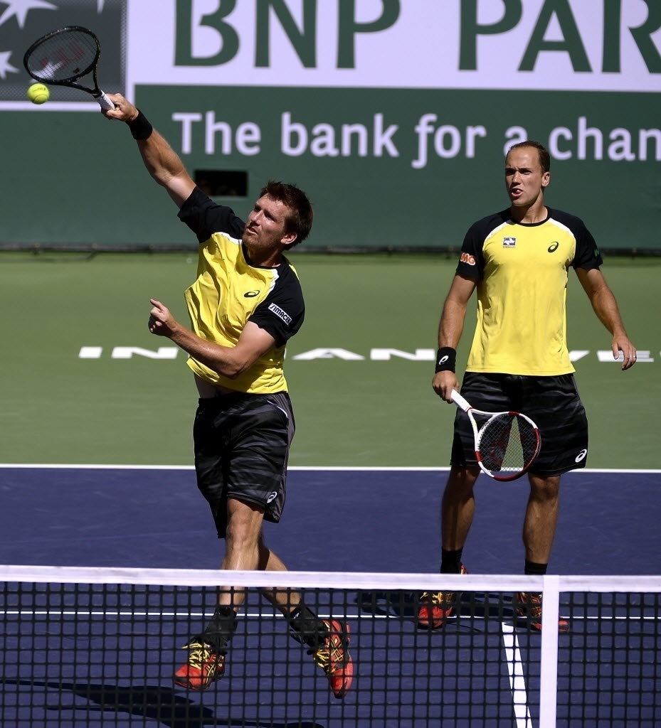 14.mar.2014 - Alexander Peya, parceiro de Bruno Soares (d), tenta voleio no duelo contra Federer e Wawrinka - EFE/Michael Nelson