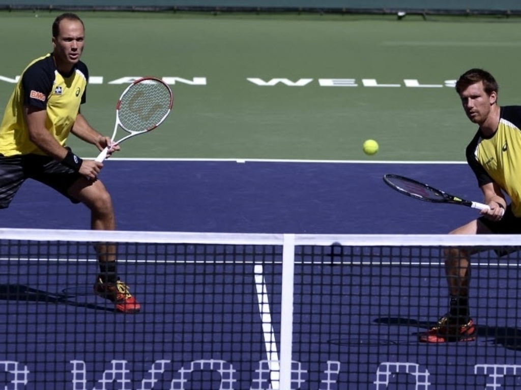 14.mar.2014 - Bruno Soares e Alexander Peya fecham a rede durante lance da semi de duplas em Indian Wells contra Federer e Wawrinka - EFE/Michael Nelson
