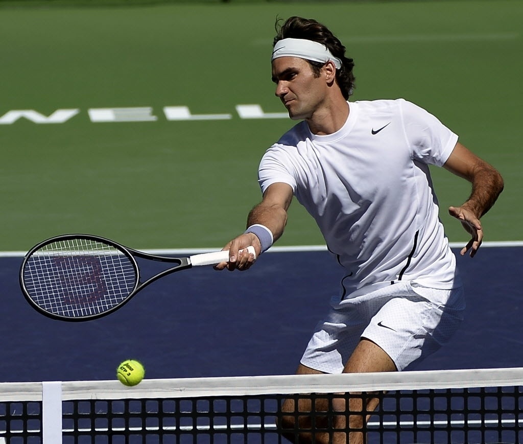 14.mar.2014 - Roger Federer dá golpe próximo à rede na partida contra Bruno Soares e Alexander Peya na semi de duplas em Indian Wells - EFE/Michael Nelson