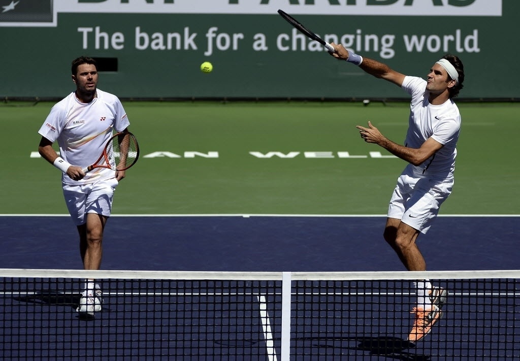 14.mar.2014 - Roger Federer tenta voleio ao lado de Stanislas Wawrinka, nas semis de Indian Wells contra Bruno Soares e Alexander Peya - EFE/Michael Nelson
