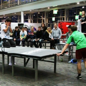 O headis troca as raquetes de ping-pong pelos cabeceios. Com algumas regras diferentes, como a possibilidade de tocar e até subir na mesa, o jogo está chegando ao Brasil - Divulgação