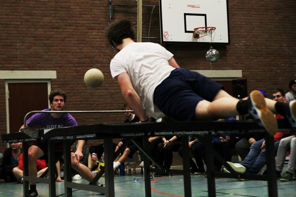 Um grupo de amigos alemães queria jogar bola. Não havia campos disponíveis no clube, apenas uma mesa de ping-pong. Surgiu então o headis, um esporte em que se mistura tênis de mesa com os cabeceios do futebol - Divulgação