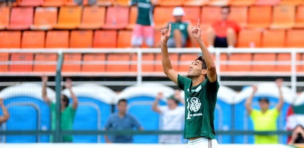 Próximo de deixar o Palmeiras, Kardec (f) é desfalque contra o Fluminense por causa de uma gastrite - Reinaldo Canato/UOL